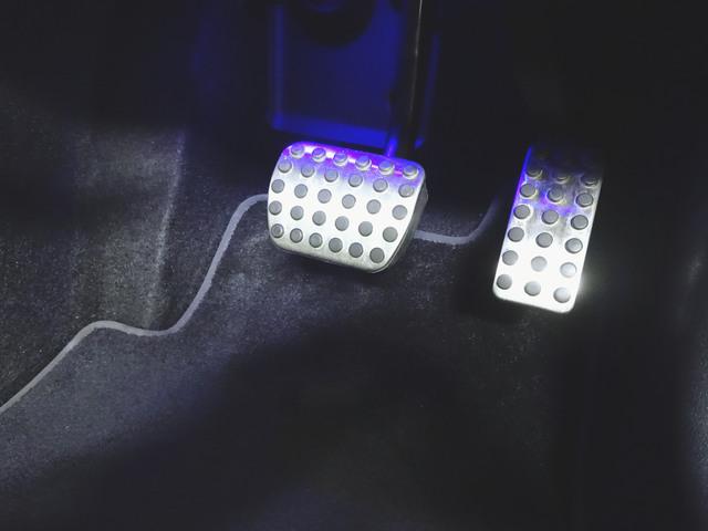 ＧＬＡクラス ＧＬＡ１８０　ＡＭＧラインパッケージ　Ｂｌｕｅｔｏｏｔｈ接続　ＥＴＣ　ＬＥＤヘッドライト　ＴＶ　アイドリングストップ　クルーズコントロール　コネクテッド機能　サイドカメラ　サンルーフ・ガラスルーフ　シートヒーター　トランクスルー　ナビ（10枚目）