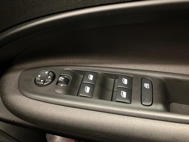 ジュニア イブリダ　プレミアム　ツートンボディカラー　マッサージ機能付き運転席パワーシート　ｕｃｃｏｎｅｃｔ　ＡｐｐｌｅＣａｒｐｌａｙ　ＡｎｄｒｏｉｄＡｕｔｏ　アダプティブクルーズコントロール　ＤＮＡモードセレクター　バックカメラ（29枚目）