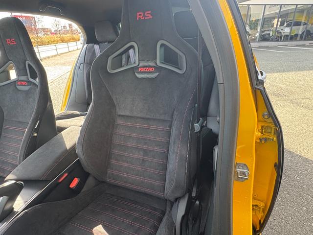 メガーヌ R.S.ウルティム 世界限定1976台 最終モデル(15枚目)