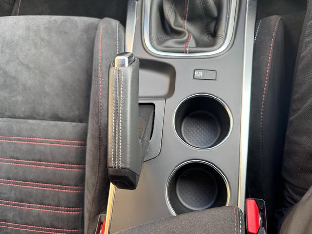 メガーヌ R.S.ウルティム 世界限定1976台 最終モデル(34枚目)