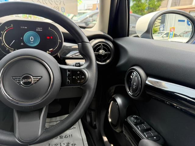 ＭＩＮＩ クーパーＤ　ワンオーナー　禁煙車　衝突被害警告　歩行者警告　車線逸脱　Ｂｌｕｅｔｏｏｔｈ接続　オートライト　純正ナビ　バックカメラ　左右独立エアコン（20枚目）