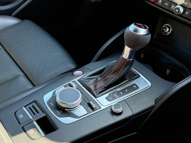 ＲＳ３スポーツバック ベースグレード　純正ナビ・ＴＶ　バックカメラ　Ｂｌｕｅｔｏｏｔｈ　黒革シート　ＥＴＣ　左右独立エアコン　シートヒーター　マトリクスＬＥＤライト（20枚目）