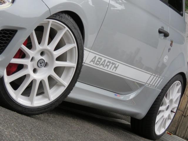 アバルト695 エッセエッセ ベースグレード 限定車 左ハンドル 5MT ワンオーナー D車 サベルト製カーボンスポーツシート アクラポビッチスポーツエグゾースト 純正17インチホワイトAW ブレンボキャリパー アジャスタブルリヤスポイラー(8枚目)