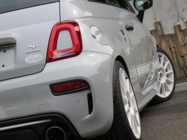 アバルト695 エッセエッセ ベースグレード 限定車 左ハンドル 5MT ワンオーナー D車 サベルト製カーボンスポーツシート アクラポビッチスポーツエグゾースト 純正17インチホワイトAW ブレンボキャリパー アジャスタブルリヤスポイラー(15枚目)