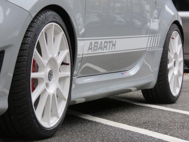 アバルト695 エッセエッセ ベースグレード 限定車 左ハンドル 5MT ワンオーナー D車 サベルト製カーボンスポーツシート アクラポビッチスポーツエグゾースト 純正17インチホワイトAW ブレンボキャリパー アジャスタブルリヤスポイラー(17枚目)