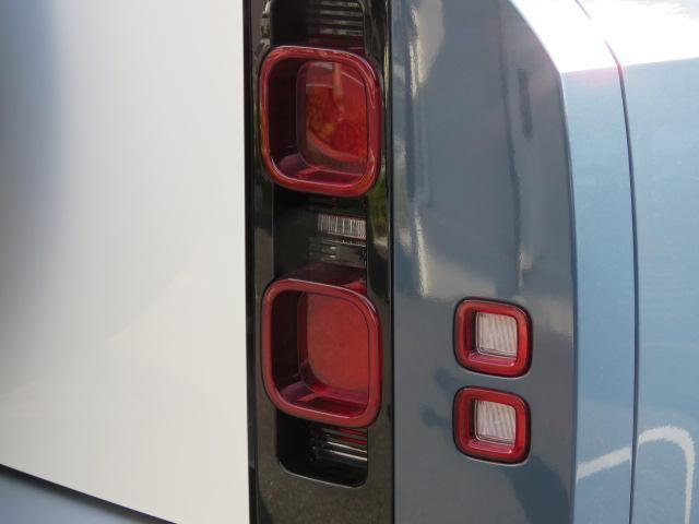 ディフェンダー 　カウンティエクステリアパックキュレーテッドフォージャパン　日本限定３００台　レザーシート　シートヒーター　純正２０インチＡＷ　エアサスペンション　ＬＥＤヘッドライト（17枚目）