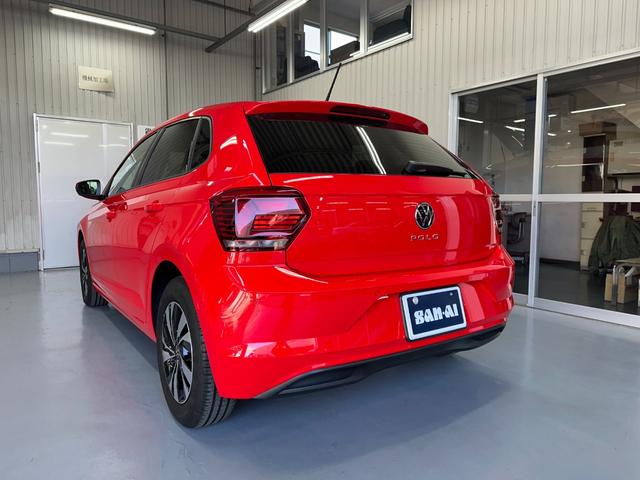 バックで駐車スペースから出る際に車両後方のこう告状況をモニターしてくれるリヤトラフィックサポート装備で安心です。