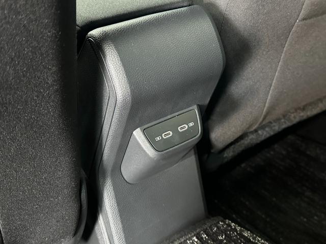 リヤにもＵＳＢ端子あります。