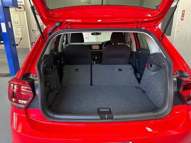 リヤシートを倒せばさらにラゲッジスペースが広がります。