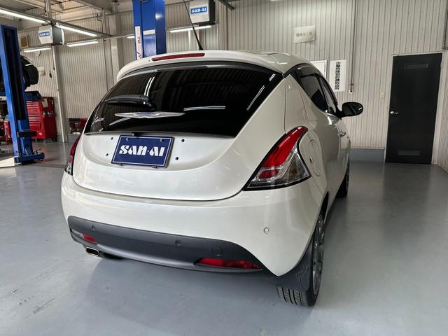 クライスラー・イプシロン プラチナ　ＨＤＤナビ　ＴＶ　バックカメラ　Ｂｌｕｅｔｏｏｔｈオーディオ　ＥＴＣ　　オートライト　ＨＩＤ　アイドリングストップ（14枚目）