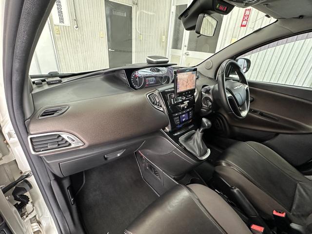 クライスラー・イプシロン プラチナ　ＨＤＤナビ　ＴＶ　バックカメラ　Ｂｌｕｅｔｏｏｔｈオーディオ　ＥＴＣ　　オートライト　ＨＩＤ　アイドリングストップ（24枚目）