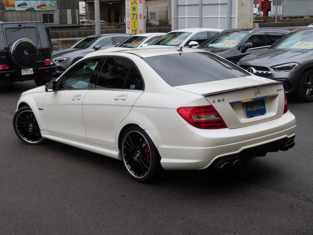 Ｃクラス Ｃ６３　ＡＭＧ　後期パフォーマンスＰＫＧ・キーレスゴー・右ハンドル・禁煙車・黒革シートヒーター・Ｂｌｕｅｔｏｏｔｈ・ＵＳＢ対応・バックカメラ・カーボンインテ・カーボンドアミラー＆リヤウィング（7枚目）