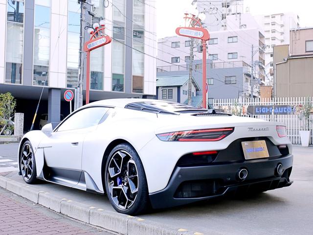 ＭＣ２０ ベースグレード　３．０　ディーラー車　ワンオーナー車両　サスペンションリフター　カーボンファイバーブレーキ　カーボンファイバーエンジンカバー　アルカンタラカーボンインテリアパッケージ（4枚目）