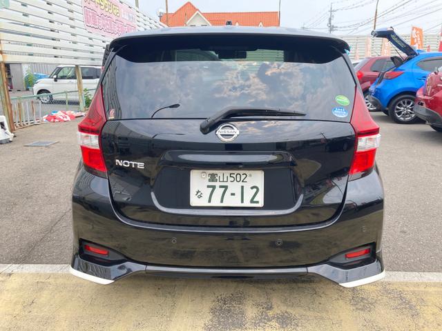 ノート Ｘ　フルエアロ　後期モデル　整備＆保証付き　衝突軽減ブレーキ／純正ナビ（フルセグＴＶ／ＣＤ／ＤＶＤ／ＳＤ／ＡＵＸ／Ｂｌｕｅｔｏｏｔｈ）／バックカメラ／ＥＴＣ／オートエアコン／コーナーセンサー／社外アルミ（4枚目）