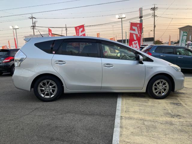 プリウスアルファ S チューン ブラック 車検2年+整備&保証付き/3列シート/7人/純正ナビ/バックカメラ/Bluetoothオーディオ/TV/ETC/オートライト/フォグランプ/スマートキー3本/テレキャン/純正16アルミ/オートエアコン(5枚目)