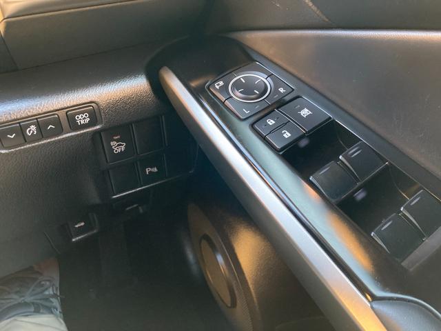 ＩＳ ＩＳ３００ｈ　プリクラッシュセーフティー／純正マルチナビ／バックカメラ／ＴＶ／ブルーレイ対応／Ｂｌｕｅｔｏｏｔｈ／ＥＴＣ（ＤＳＲＣ）／ハーフレザーシート（ヒーター＆電動）／コーナーセンサー／クルコン／パドルシフト／（18枚目）
