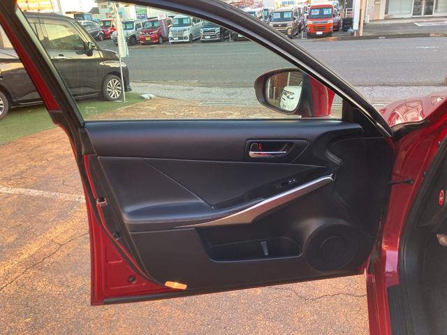 ＩＳ ＩＳ３００ｈ　プリクラッシュセーフティー／純正マルチナビ／バックカメラ／ＴＶ／ブルーレイ対応／Ｂｌｕｅｔｏｏｔｈ／ＥＴＣ（ＤＳＲＣ）／ハーフレザーシート（ヒーター＆電動）／コーナーセンサー／クルコン／パドルシフト／（48枚目）