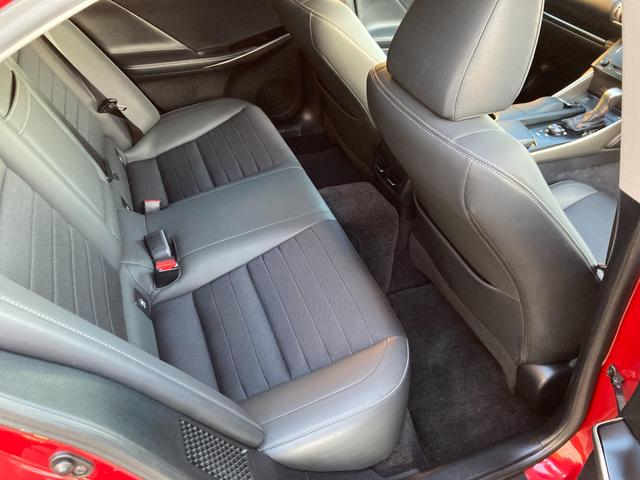 ＩＳ ＩＳ３００ｈ　プリクラッシュセーフティー／純正マルチナビ／バックカメラ／ＴＶ／ブルーレイ対応／Ｂｌｕｅｔｏｏｔｈ／ＥＴＣ（ＤＳＲＣ）／ハーフレザーシート（ヒーター＆電動）／コーナーセンサー／クルコン／パドルシフト／（59枚目）