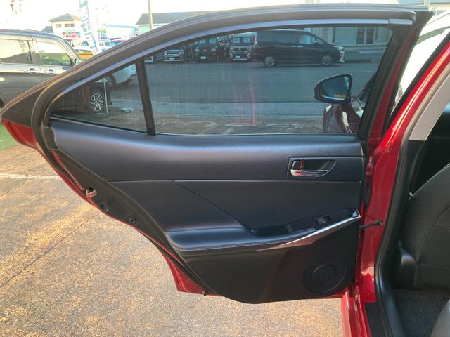 ＩＳ ＩＳ３００ｈ　プリクラッシュセーフティー／純正マルチナビ／バックカメラ／ＴＶ／ブルーレイ対応／Ｂｌｕｅｔｏｏｔｈ／ＥＴＣ（ＤＳＲＣ）／ハーフレザーシート（ヒーター＆電動）／コーナーセンサー／クルコン／パドルシフト／（62枚目）