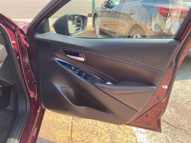 デミオ １３Ｓツーリング　Ｌパッケージ　後期モデル／車検２年＋整備＆保証付／衝突軽減ブレーキ／ナビ／ブルセグＴＶ／ＣＤ／ＤＶＤ／Ｂｌｕｅｔｏｏｔｈオーディオ／ＥＴＣ／ハーフレザーシート／ＬＥＤヘッドライト／ヘッドアップディスプレ／純正アルミ（54枚目）