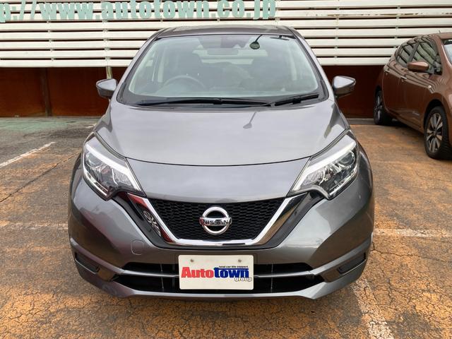 ノート Ｘ　後期モデル／エマージェンシーブレーキ（軽減ブレーキ）／車検２年＋整備＆保証付／純正ナビ／バックカメラ／Ｂｌｕｅｔｏｏｔｈオーディオ／ＥＴＣ／当店ユーザー下取り車／スマートキー２本／スタッドレスタイヤ付（4枚目）