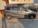 明るいクリーンな商談ルームでゆっくりお気に入りの車を見つけてください。