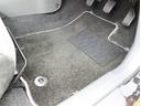 フロアマットも綺麗にクリーニングされています。尚、臭い・汚れ等には個人差がございますので、必ず現車確認下さいませ。