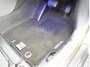 フロアマットも綺麗にクリーニングされています。尚、臭い・汚れ等には個人差がございますので、必ず現車確認下さいませ。