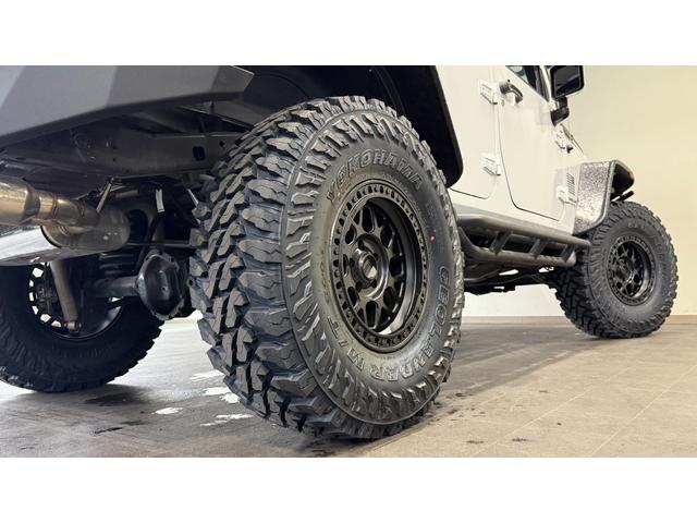 ジープ・ラングラーアンリミテッド ナビエディション　アンリミテッド　ナビエディション　４ＷＤ　ヨコハマジオランダー　Ｍ／Ｔ　ＫＭＣ　ＫＭ５４９　ＧＲＳ　１７インチホイール　ＢＡＴＴＬＥＺ　マフラー（17枚目）