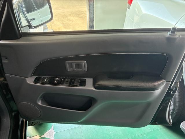 ハイラックスサーフ SSR-X Vセレクション 4WD車輛 リフトアップ オーバーフェンダー シートカバー 16インチホイールマッドブラック塗装 RADAR RENEGADE A/T5タイヤ FLOWMASTERマフラー NARDIステアリング(19枚目)