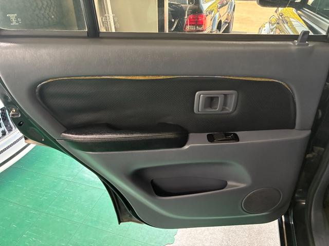 ハイラックスサーフ SSR-X Vセレクション 4WD車輛 リフトアップ オーバーフェンダー シートカバー 16インチホイールマッドブラック塗装 RADAR RENEGADE A/T5タイヤ FLOWMASTERマフラー NARDIステアリング(69枚目)