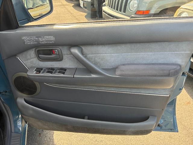 ランドクルーザー８０ ＶＸリミテッド　ミスティックブルー全塗装　４ＷＤ車輛　角目４灯　前後バンパーブラック塗装　１５インチアルミホイールマッドブラック塗装　ＹＯＫＯＨＡＭＡ　ＧＥＯＬＡＮＤＥＲタイヤ　サンルーフ　カロッツェリアナビ（18枚目）