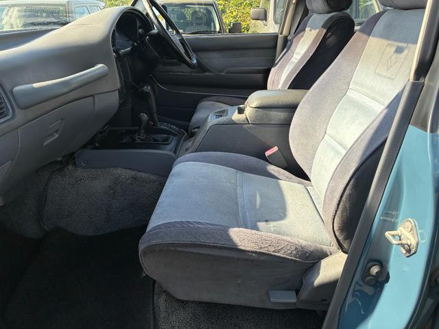 ランドクルーザー８０ ＶＸリミテッド　ミスティックブルー全塗装　４ＷＤ車輛　角目４灯　前後バンパーブラック塗装　１５インチアルミホイールマッドブラック塗装　ＹＯＫＯＨＡＭＡ　ＧＥＯＬＡＮＤＥＲタイヤ　サンルーフ　カロッツェリアナビ（24枚目）