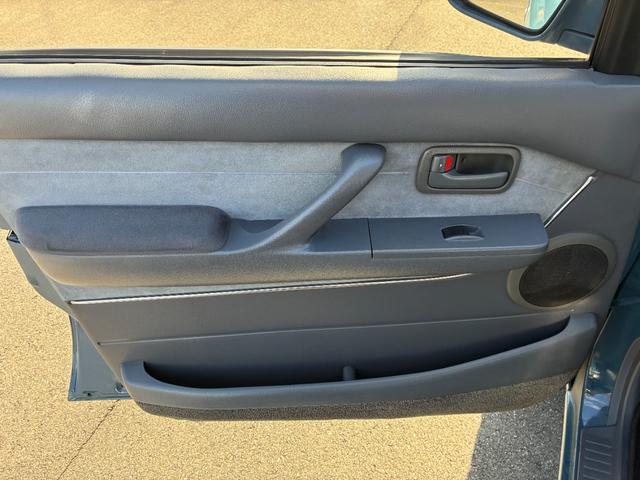 ランドクルーザー８０ ＶＸリミテッド　ミスティックブルー全塗装　４ＷＤ車輛　角目４灯　前後バンパーブラック塗装　１５インチアルミホイールマッドブラック塗装　ＹＯＫＯＨＡＭＡ　ＧＥＯＬＡＮＤＥＲタイヤ　サンルーフ　カロッツェリアナビ（25枚目）