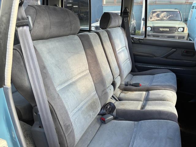 ランドクルーザー８０ ＶＸリミテッド　ミスティックブルー全塗装　４ＷＤ車輛　角目４灯　前後バンパーブラック塗装　１５インチアルミホイールマッドブラック塗装　ＹＯＫＯＨＡＭＡ　ＧＥＯＬＡＮＤＥＲタイヤ　サンルーフ　カロッツェリアナビ（26枚目）