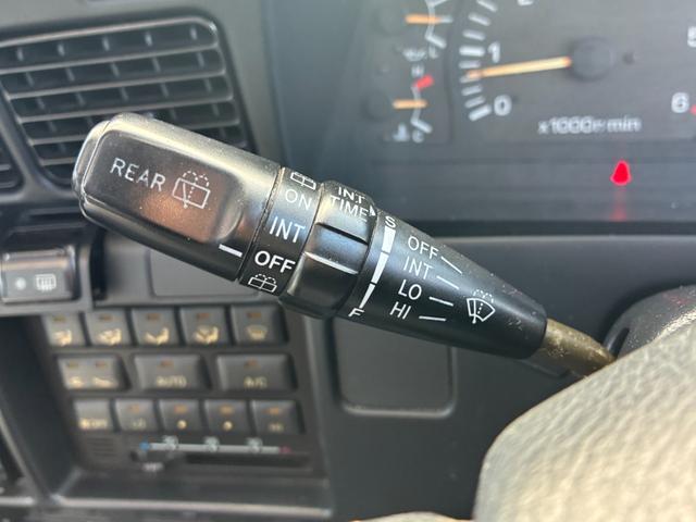 ランドクルーザー８０ ＶＸリミテッド　ミスティックブルー全塗装　４ＷＤ車輛　角目４灯　前後バンパーブラック塗装　１５インチアルミホイールマッドブラック塗装　ＹＯＫＯＨＡＭＡ　ＧＥＯＬＡＮＤＥＲタイヤ　サンルーフ　カロッツェリアナビ（62枚目）