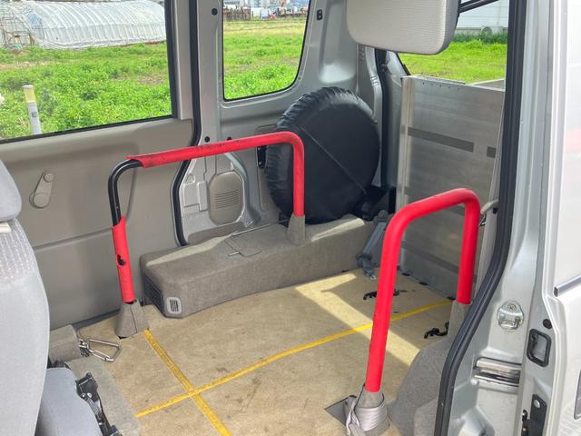 　ウィズ　車いす移動車　後部電動固定　リヤシート無　補助シート＆車いす乗員用手すり付　キーレス／補助シート装着／車いす乗員用手すり付き／４ＷＤ(19枚目)