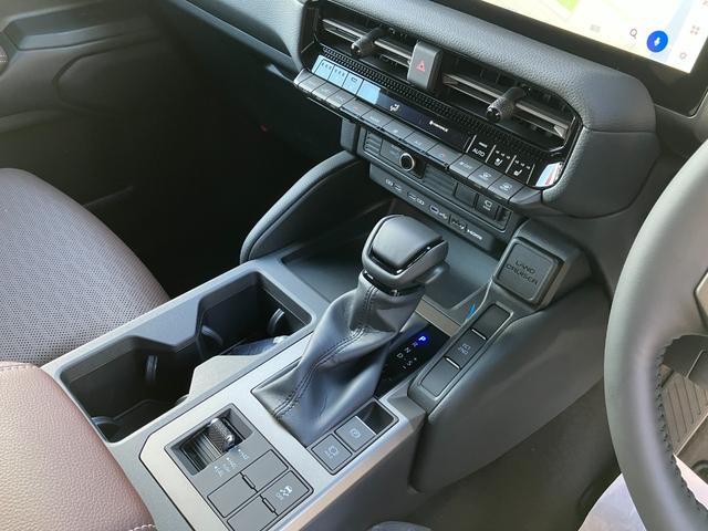 ランドクルーザー250 VXファーストエディション 12.3インチディスプレイ(コネクティッドナビ)/全周囲カメラ/Bluetoothオーディオ/リフレクター式3眼LED/専用純正アルミホイール/レザーシート/ムーンルーフ/登録済み未使用車(16枚目)