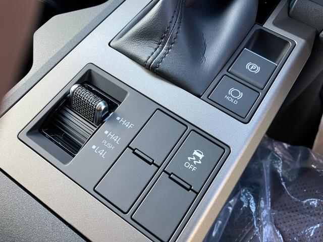 ランドクルーザー250 VXファーストエディション 12.3インチディスプレイ(コネクティッドナビ)/全周囲カメラ/Bluetoothオーディオ/リフレクター式3眼LED/専用純正アルミホイール/レザーシート/ムーンルーフ/登録済み未使用車(21枚目)