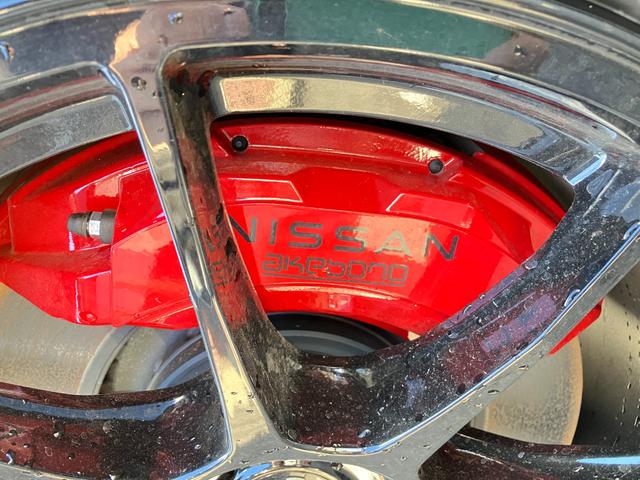 フェアレディZ ニスモ 登録済未使用車/NISMO専用エアロパーツ/ナビ/バックカメラ/Bluetooth/フルセグ/スマートキー/RECARO製ハーフレザーシート/NISMO専用ブレーキ・サスペンション・19インチAW(5枚目)