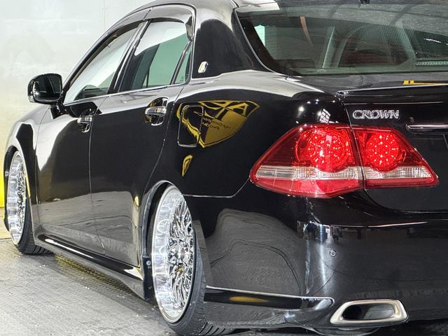 クラウン ２．５アスリート　ナビパッケージ　２５００ｃｃ　２０２ブラック　新品車高調　新品タイヤ　新品ＡＭＥシュタイナーＡＬＥＳＳオリジナルカラーホイール　スマートキーｘ２本　パワーシートＢｌｕｅｔｏｏｔｈオーディオ対応　バックカメラ（26枚目）
