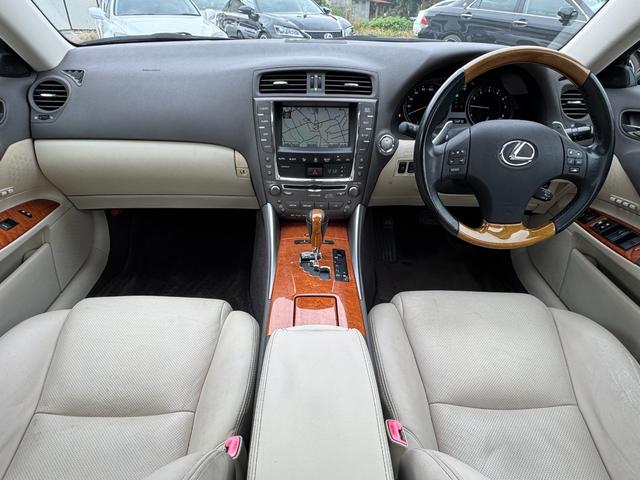 ＩＳ ＩＳ２５０　バージョンＬ　後期モデル　マクレビ　革シート　サンルーフ　現行ルックスピンドルグリルキット　フルエアロ　マルチフォルケッタ２０インチホイール　新品車高調　Ｂｌｕｅｔｏｏｔｈオーディオ対応　バックカメラ　社外マフラー（7枚目）