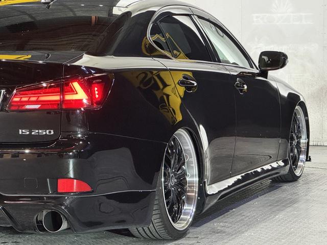 ＩＳ ＩＳ２５０　バージョンＬ　後期モデル　マクレビ　革シート　サンルーフ　現行ルックスピンドルグリルキット　フルエアロ　マルチフォルケッタ２０インチホイール　新品車高調　Ｂｌｕｅｔｏｏｔｈオーディオ対応　バックカメラ　社外マフラー（28枚目）