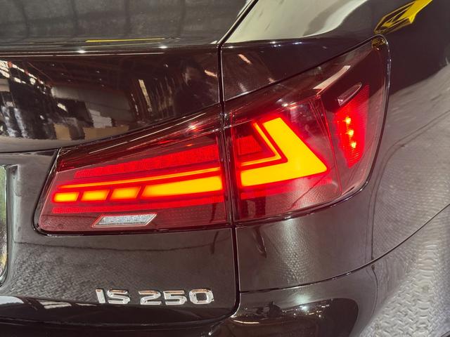 ＩＳ ＩＳ２５０　バージョンＬ　後期モデル　マクレビ　革シート　サンルーフ　現行ルックスピンドルグリルキット　フルエアロ　マルチフォルケッタ２０インチホイール　新品車高調　Ｂｌｕｅｔｏｏｔｈオーディオ対応　バックカメラ　社外マフラー（30枚目）