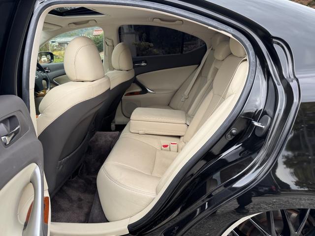 ＩＳ ＩＳ２５０　バージョンＬ　後期モデル　マクレビ　革シート　サンルーフ　現行ルックスピンドルグリルキット　フルエアロ　マルチフォルケッタ２０インチホイール　新品車高調　Ｂｌｕｅｔｏｏｔｈオーディオ対応　バックカメラ　社外マフラー（68枚目）