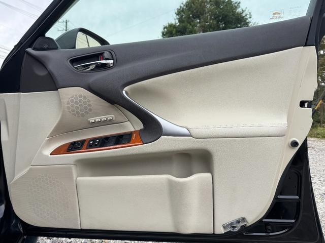 ＩＳ ＩＳ２５０　バージョンＬ　後期モデル　マクレビ　革シート　サンルーフ　現行ルックスピンドルグリルキット　フルエアロ　マルチフォルケッタ２０インチホイール　新品車高調　Ｂｌｕｅｔｏｏｔｈオーディオ対応　バックカメラ　社外マフラー（79枚目）