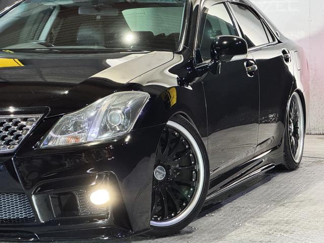 クラウン アスリート　２００系後期モデル　黒革シートサンルーフ　Ｂｌｕｅｔｏｏｔｈオーディオ対応　レギュラーガソリン　ＡＩＭＧＡＩＮフルエアロ　カールソン２０インチ　ＡＩＭＧＡＩＮマフラー　コンビステアリング　ＲＳＲ車高調（4枚目）