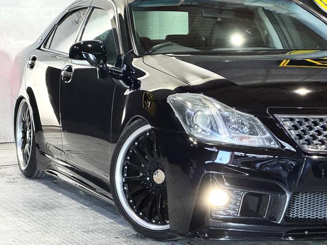 クラウン アスリート　２００系後期モデル　黒革シートサンルーフ　Ｂｌｕｅｔｏｏｔｈオーディオ対応　レギュラーガソリン　ＡＩＭＧＡＩＮフルエアロ　カールソン２０インチ　ＡＩＭＧＡＩＮマフラー　コンビステアリング　ＲＳＲ車高調（15枚目）