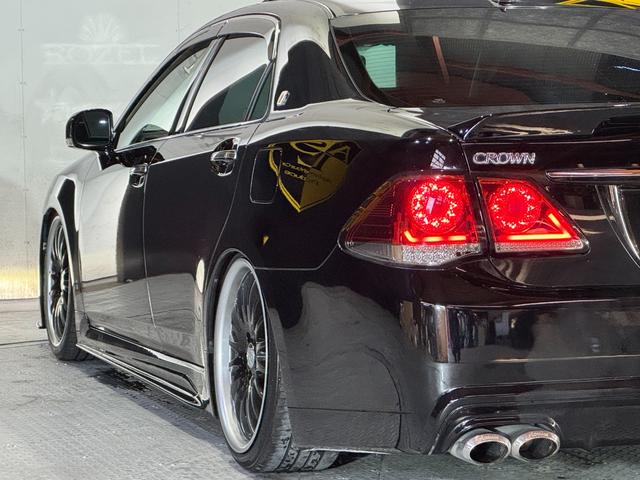 クラウン アスリート　２００系後期モデル　黒革シートサンルーフ　Ｂｌｕｅｔｏｏｔｈオーディオ対応　レギュラーガソリン　ＡＩＭＧＡＩＮフルエアロ　カールソン２０インチ　ＡＩＭＧＡＩＮマフラー　コンビステアリング　ＲＳＲ車高調（27枚目）