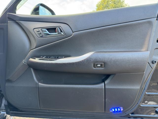 クラウン アスリート　２００系後期モデル　黒革シートサンルーフ　Ｂｌｕｅｔｏｏｔｈオーディオ対応　レギュラーガソリン　ＡＩＭＧＡＩＮフルエアロ　カールソン２０インチ　ＡＩＭＧＡＩＮマフラー　コンビステアリング　ＲＳＲ車高調（75枚目）